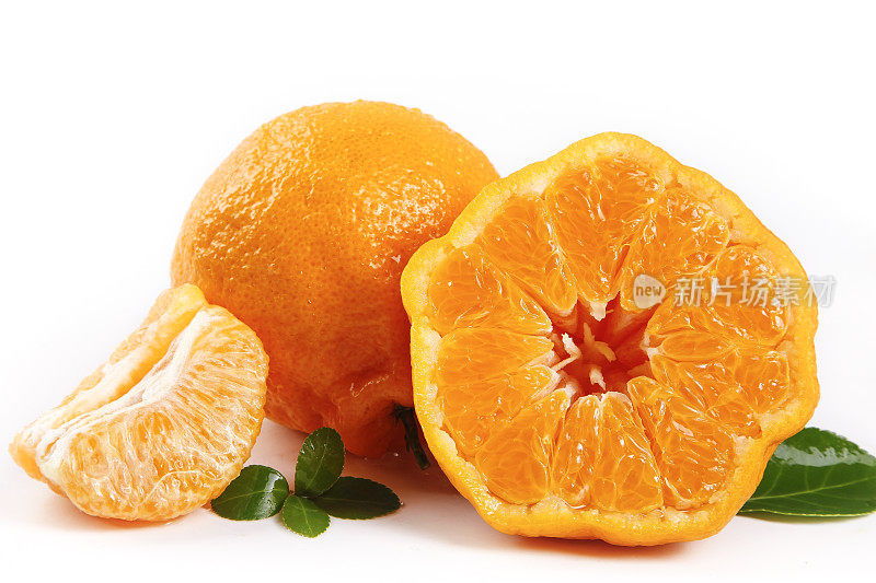 白底上放着切开的四川丑橘