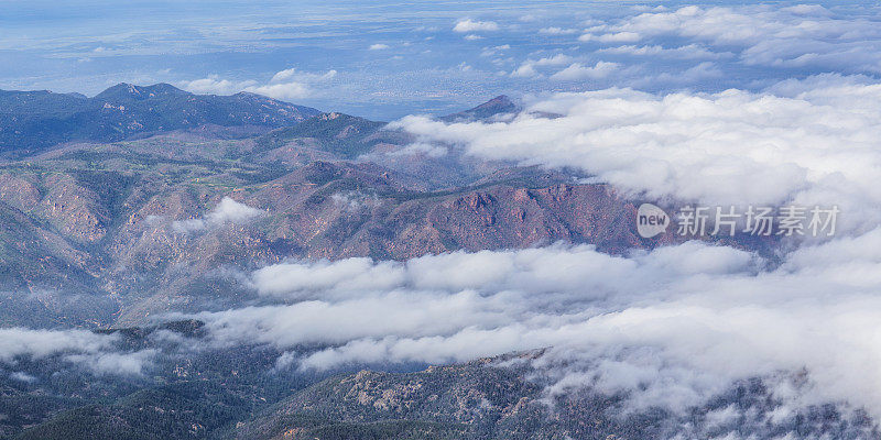 从派克峰山顶科罗拉多的远景风景