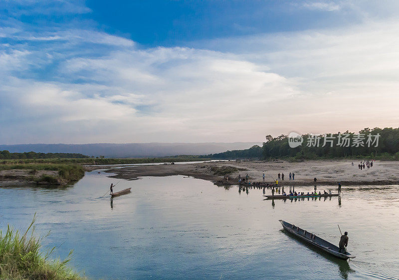 奇旺国家公园的木筏过河