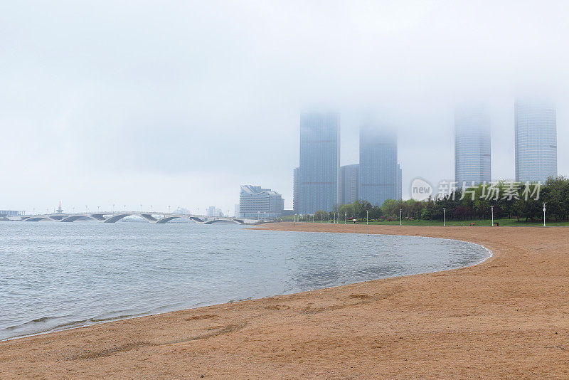 中国山东省日照市，花儿在春雨中绽放