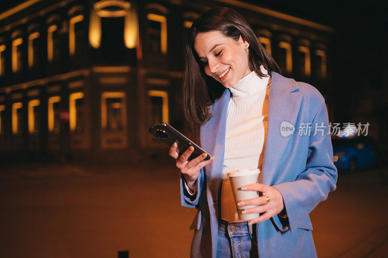 漂亮女人在用智能手机