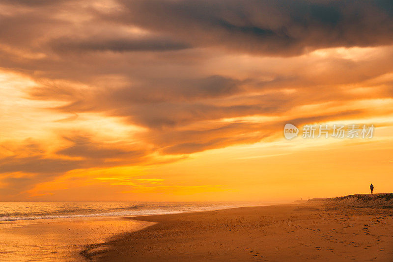 海面上温暖的夕阳