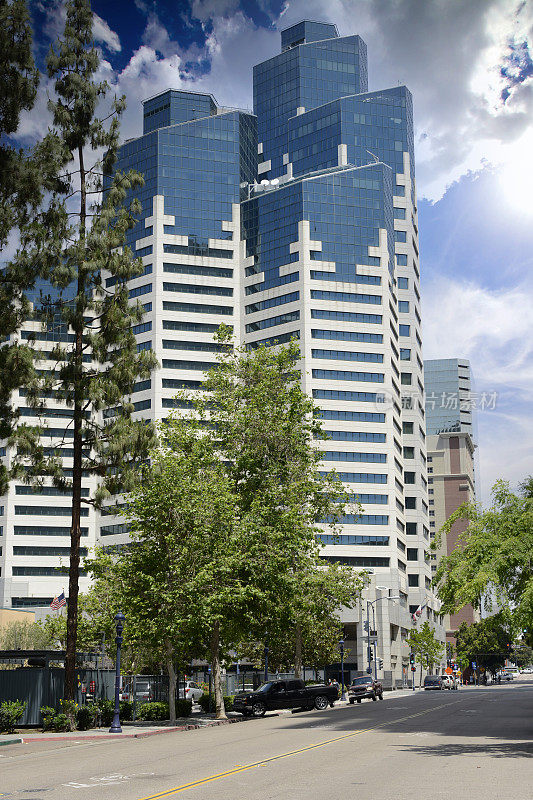 位于加州圣地亚哥市中心哥伦比亚区30层的Emerald广场建筑