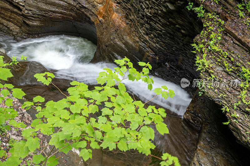 瀑布穿过沃特金斯峡谷州立公园狭窄的峡谷