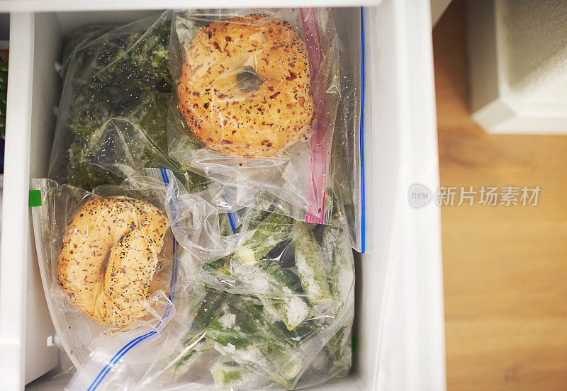 蔬菜和百吉饼装在有拉链的塑料袋里放在冰箱里