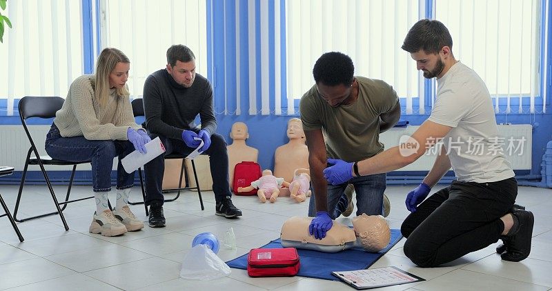 人群心肺复苏术急救培训课程。CPR青少年模拟急救训练。