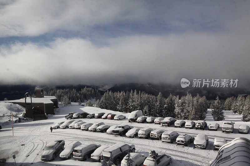 滑雪胜地早晨的雪掩埋了汽车