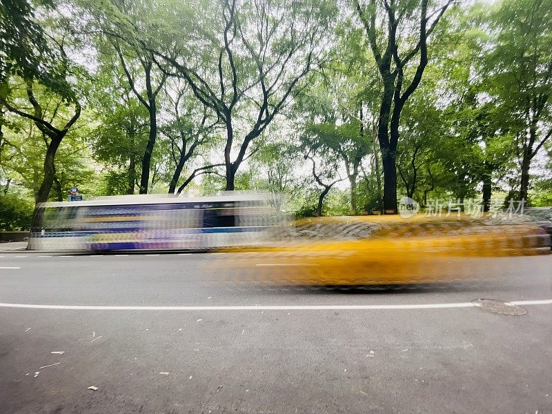 黄色出租车穿过纽约