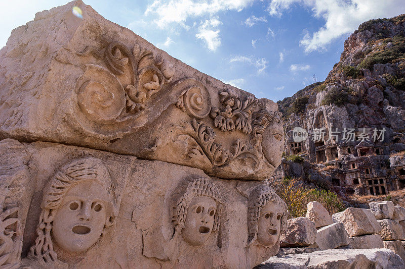 迈拉古城的3个雕塑特写画像剧场，背景岩石墓葬