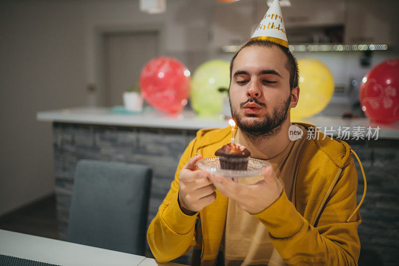 一个年轻人在家庆祝生日