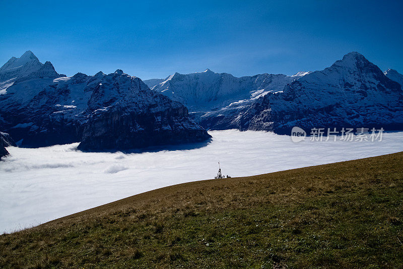 在世界屋脊上——由于逆温，瑞士海拔最高、最壮观的伯尔尼奥伯兰山脉从另一个世界的雾海中出现。2021年秋