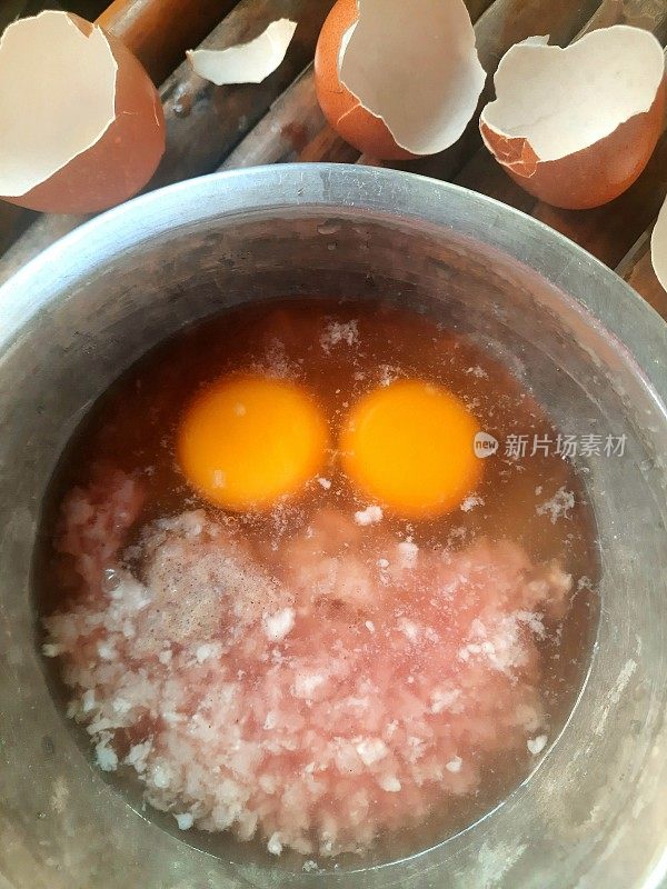 准备煮猪肉卷-食物准备。