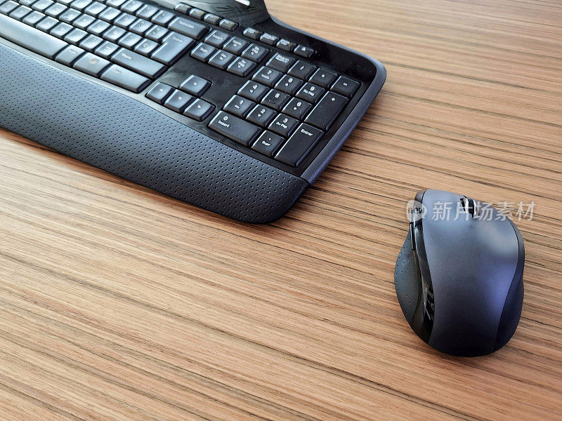 办公桌上的键盘和鼠标