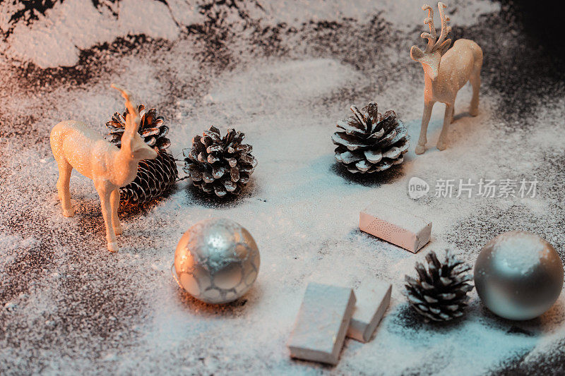 新年装饰驯鹿雕像，还有人造雪