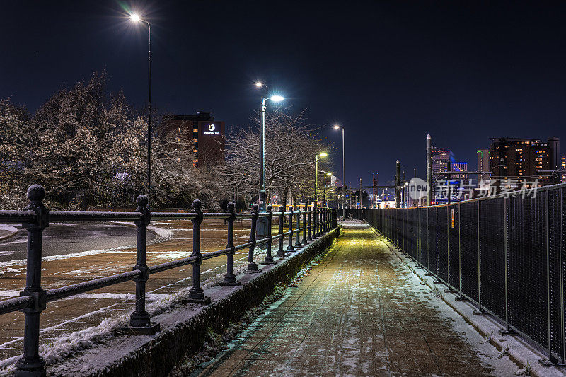 曼彻斯特索尔福德码头的夜景