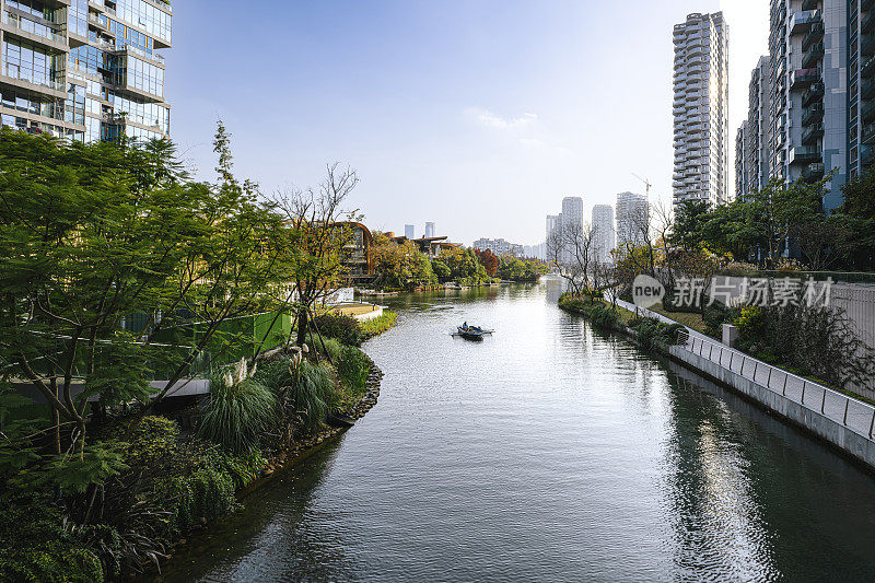 黄昏时分，现代城市的天空边界是溪流