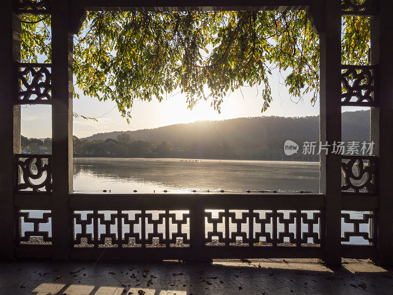 在中国杭州西湖边的中国亭子里看西湖的风景