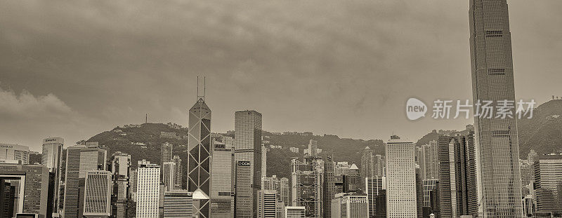 从九龙俯瞰香港市中心的天际线。