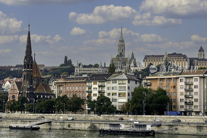 在布达佩斯的多瑙河上，从船上俯瞰城市，随处可见教堂尖塔