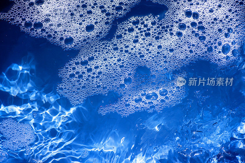 移动的水在浴缸，漩涡水射流，蓝色浴缸闪闪发光的水