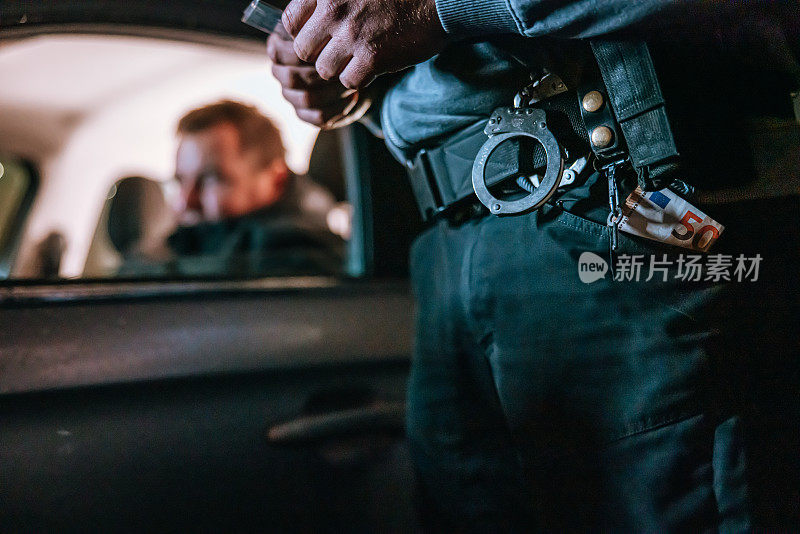 交警在晚上从被拦下的司机那里收受贿赂