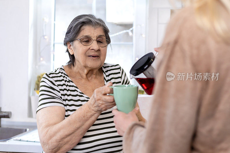 奶奶和孙女在家喝茶