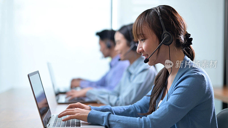 亚洲呼叫中心和客户服务部使用笔记本电脑和耳机对客户进行通话支持，电话营销，客户支持代理提供电话概念服务