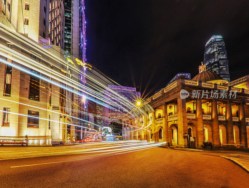 香港立法会大楼前的车灯径