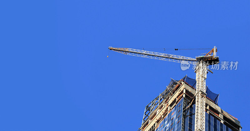 摩天大楼和建筑起重机的城市景观