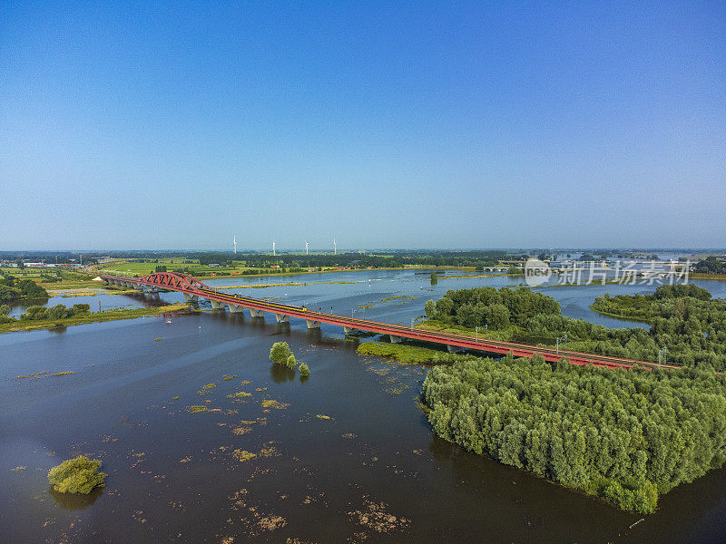 Hanzeboog火车桥在高水位的IJssel河上