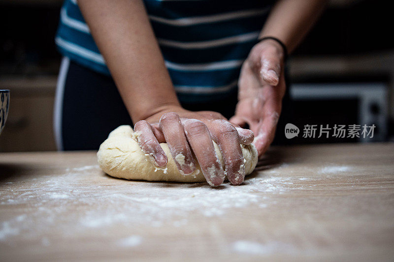 年轻女子在家里准备面包