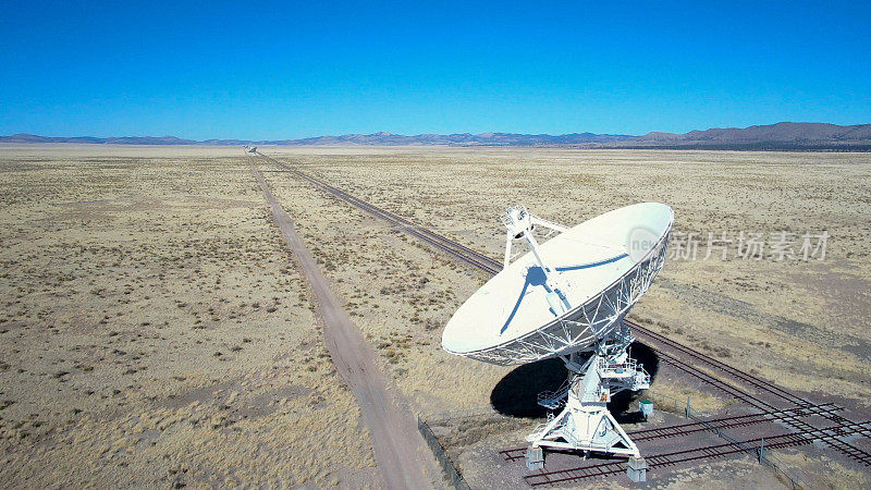 位于新墨西哥州的甚大阵列是用于射电天文学的巨型射电望远镜，用于研究天体和来自外太空的无线电波