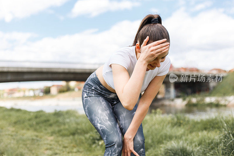 女孩正在喘口气。