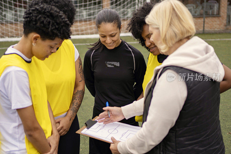 教练指导女足球运动员