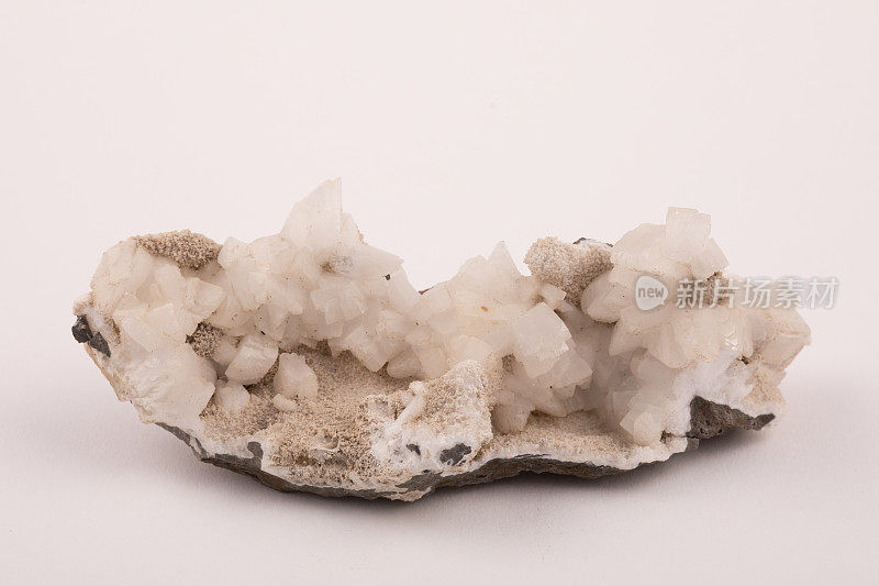 沸石是由于地下水的结晶作用而在火山岩中天然存在的矿物