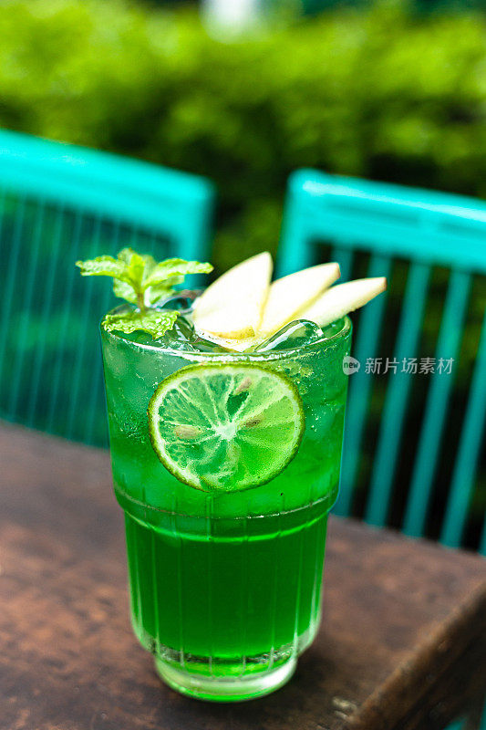 青苹果薄荷莫吉托夏日酒杯高分辨率库存照片