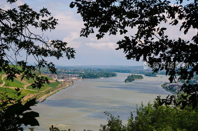 吕德斯海姆和宾根附近莱茵河中部的全景。莱茵河山上著名的葡萄园。