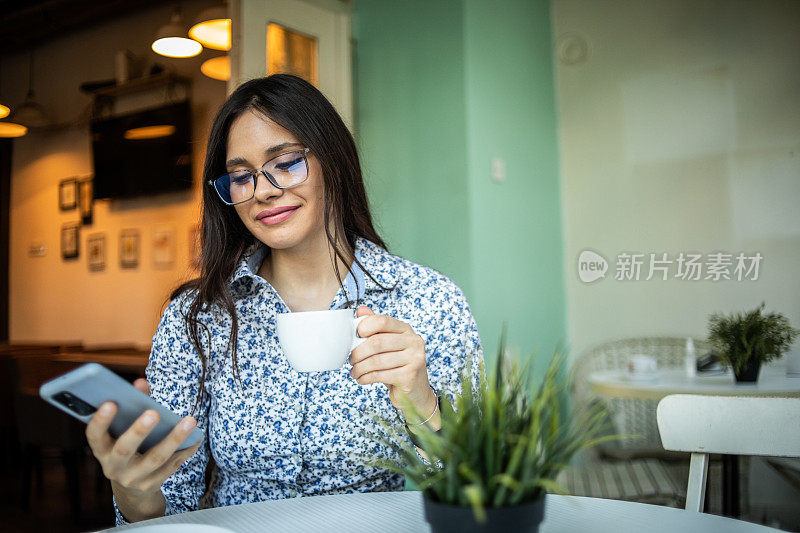 一位年轻女子在咖啡店里享受着一杯咖啡