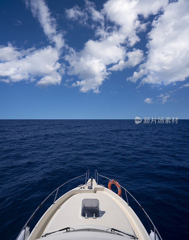 游艇航行在碧海蓝天，夏日度假天堂