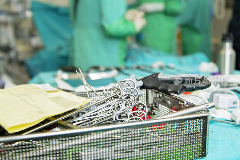 腹腔镜手术的封闭式消毒手术工具。
