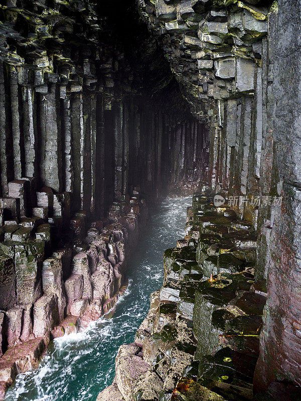 芬格尔洞穴位于苏格兰斯塔法岛上