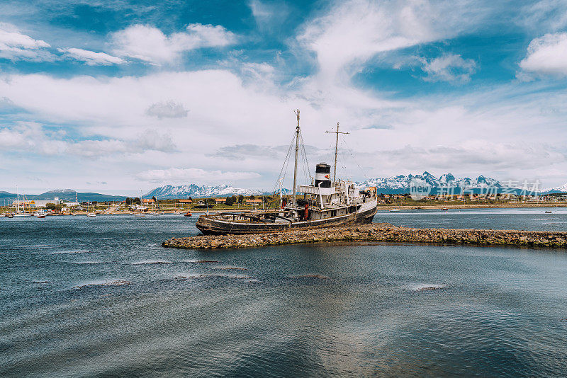 乌斯怀亚港搁浅的旧船