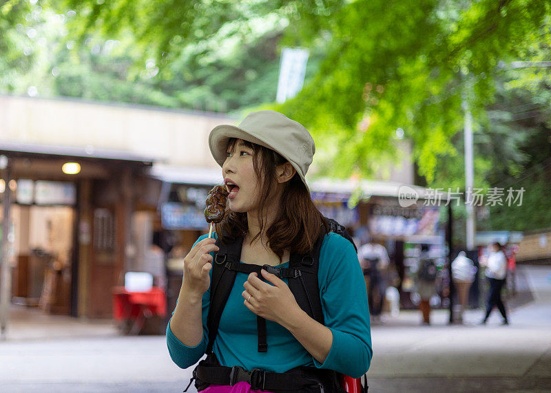 女驴友在山上吃饺子