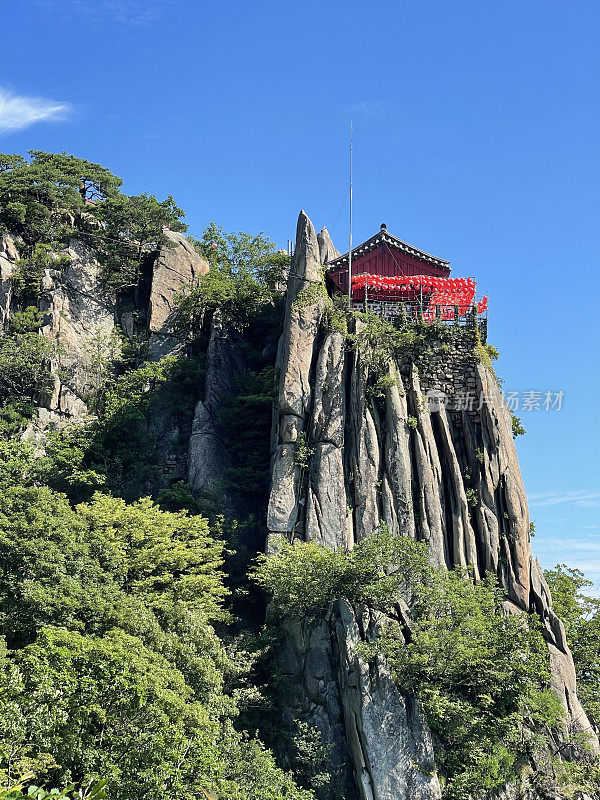 山顶上的佛寺