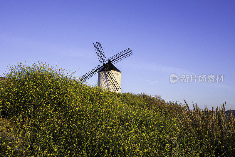 位于西班牙卡斯蒂利亚-拉曼查托莱多省Consuegra的一座历史悠久的白色风车