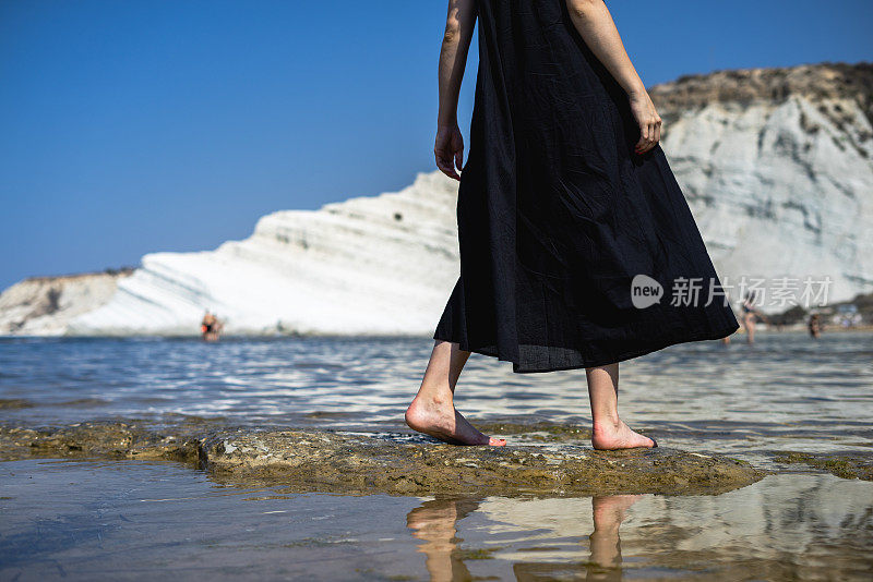 年轻女孩走在斯卡拉戴伊图尔奇附近