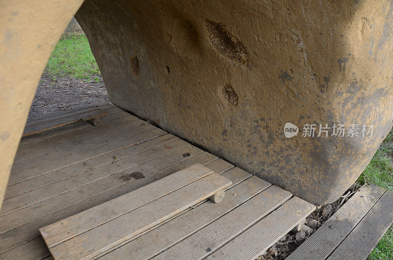 粘土实验屋。框架由稻草制成，用天然粘土灰泥制成的泥铲进行粉刷。它很像史前时代的新石器时代的住宅。木地板，拱形天花板，草坪