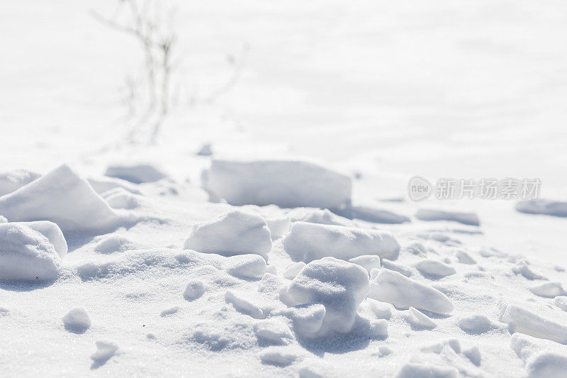 霜天里的雪堆