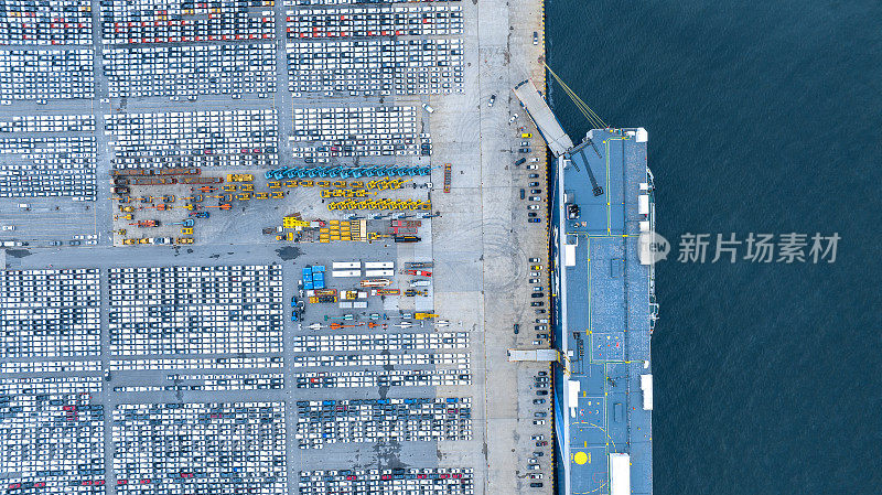 许多新经营的汽车货运船，滚装船为进出口运输汽车船舶货运代理服务船，物流运输经销商运输汽车汽车出口码头在横滨