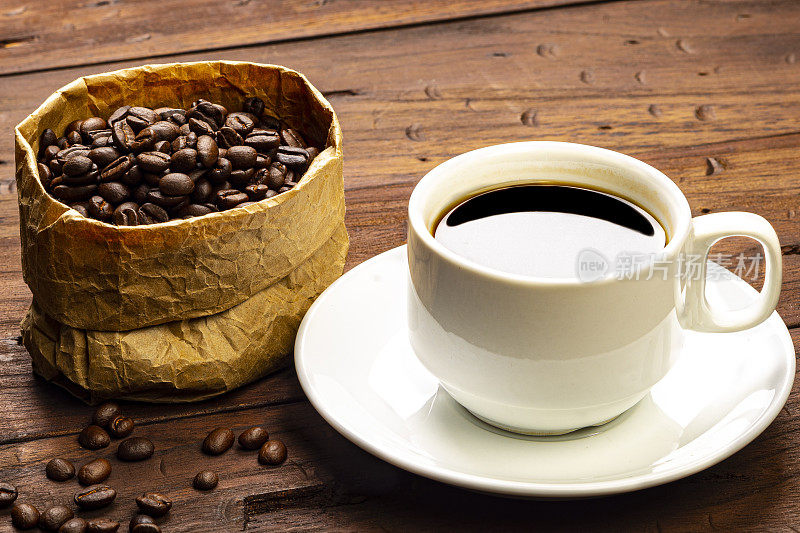烘焙咖啡豆制作新鲜黑咖啡